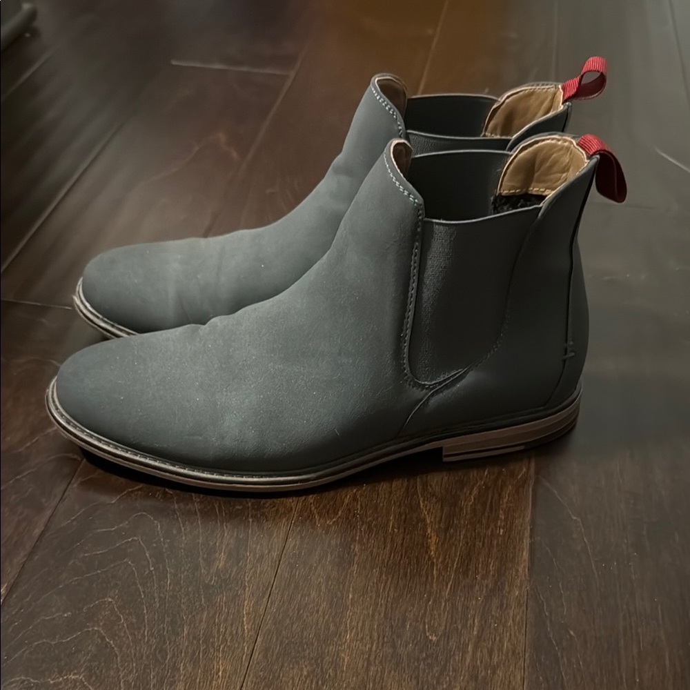 Black Chukka Boots with Elastic Panels and Rounded Toe